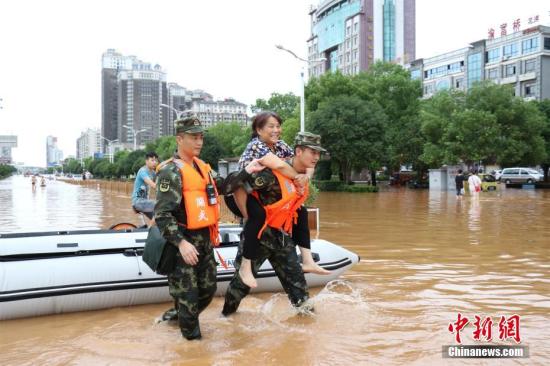 连日来，湖北咸宁地区普降大到暴雨，导致城区咸宁大道、银泉大道、玉泉街、书台街等多条城市主干道严重积水，最高积水深度达1.5米。8月13日下午1时许，武警咸宁支队接到任务后，出动50名官兵、6台车辆，赴咸宁城区救援，共转移受灾民众300余人，转运受损抛锚车辆20余台，疏通城市主干道5条。 何彦卿 摄