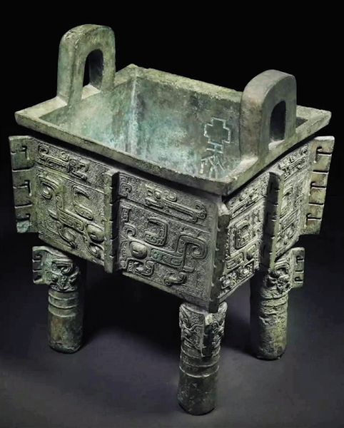 商晚期 安阳 亚矣方鼎 高28.2cm 商晚期 安阳 亚矣方鼎 高28.2cm