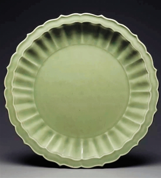 明初 龙泉青釉菱花口大盘 直径48.2cm 明初 龙泉青釉菱花口大盘 直径48.2cm