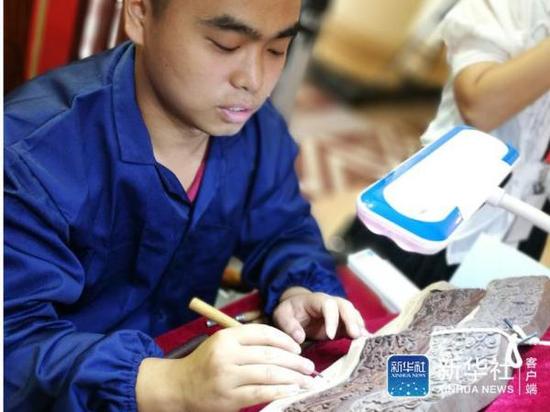 　　木雕是中国最传统的建筑工艺之一，此前多项木雕古建筑还曾漂洋过海到世博会上获得大奖。新华社记者 周琳 摄