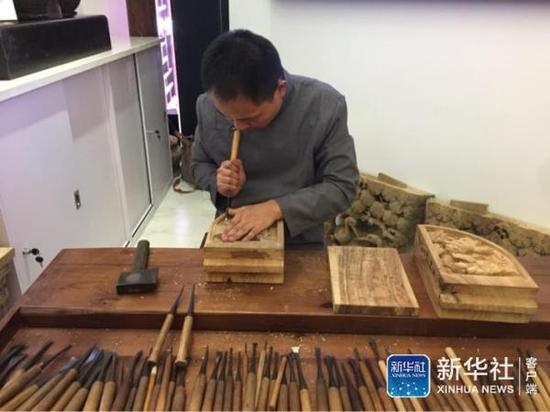 　　用于木雕的雕刻刀有80多把，没把大小和功能都不同，木雕正是这样“方寸之间见乾坤”的精细活儿。新华社记者 张梦洁 摄