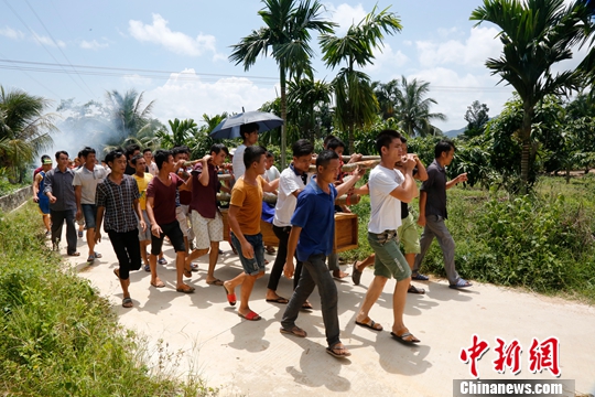 8月14日，世界“慰安妇”纪念日，中国大陆最后一位起诉日本的“慰安妇”受害幸存者黄有良的葬礼，在其家乡海南省陵水黎族自治县英州镇乙堆村举行。图为葬礼现场。<a target='_blank' href='http://www.chinanews.com/'>中新社</a>记者 尹海明 摄