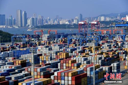 资料图：厦门的集装箱码头。王东明 摄