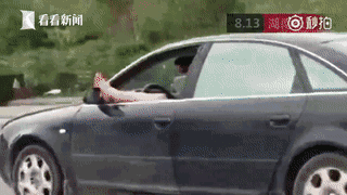 奇葩司机一只脚搭车窗外劈叉开车 同时还打着电话