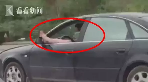 奇葩司机一只脚搭车窗外劈叉开车 同时还打着电话