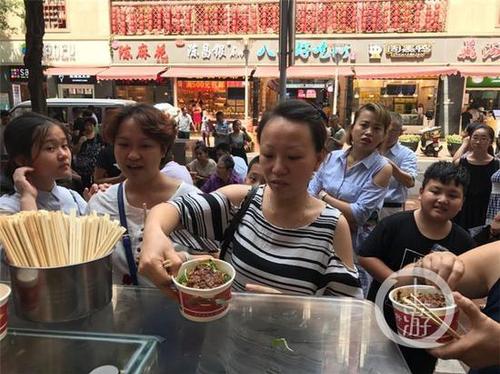 价值30多万钻戒失而复得 男子买5000碗酸辣粉请客