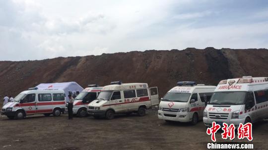 多辆救护车在滑坡现场待命。 宋旭腾 摄 多辆救护车在滑坡现场待命?!∷涡裉?摄