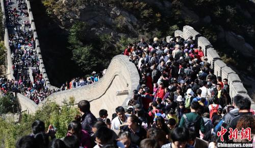 资料图：众多游客在八达岭长城游览。 <a target='_blank' href='http://www.chinanews.com/'>中新社</a>发 刘德斌 摄