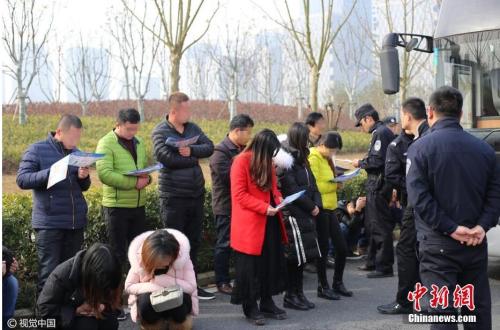 资料图：2月24日上午，安徽合肥，一辆载有十多名“乘客”的白色大巴车自合肥市瑶海区一停车场出发，不过，这辆客车并非表面看上去那么简单，经检查，乘坐在车上的全都是传销人员。图片来源：视觉中国