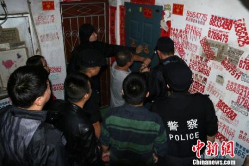 资料图：2016年11月19日，福建延平，民警用撬棍撬开传销窝点防盗门?！《〕?摄