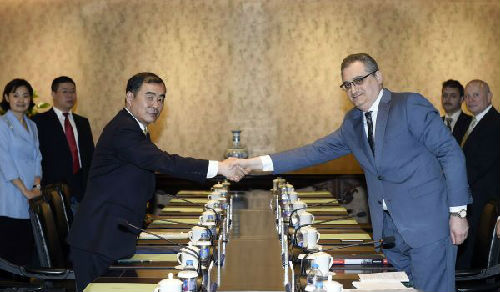 去年6月，第三次中俄东北亚安全磋商在北京举行，中国外交部部长助理孔铉佑和俄罗斯外交部副部长莫尔古洛夫共同主持。 （新华社发）