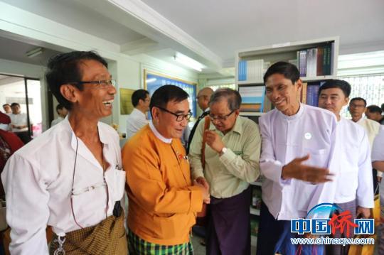 中国侨网图为缅甸友人参观胞波书社?！⊙钋逅病∩? style=