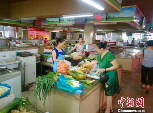 资料图：民众正在菜场挑选蔬菜水果。　赵侃一 摄