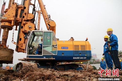 资料图：旋挖钻机施工作业。<a target='_blank' href='http://www.chinanews.com/'>中新社</a>发 赵华 摄