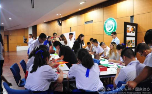 学生体验3D剪纸。（国家汉办网站图片）