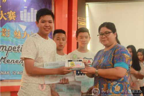 陈佩英为获奖选手颁发奖杯及奖状。（国家汉办网站图片）