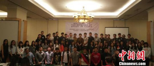 13日下午，主题为“中国欢迎你们”的赴华留学介绍会在印尼首都雅加达北区举行。200多名即将赴中国求学的学生及其家长前来参加?！〕掠窭脊┩?摄