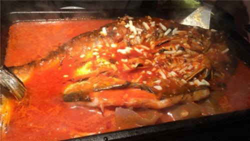 鱼肉里吃出寄生虫 餐厅负责人为证清白一口吞下