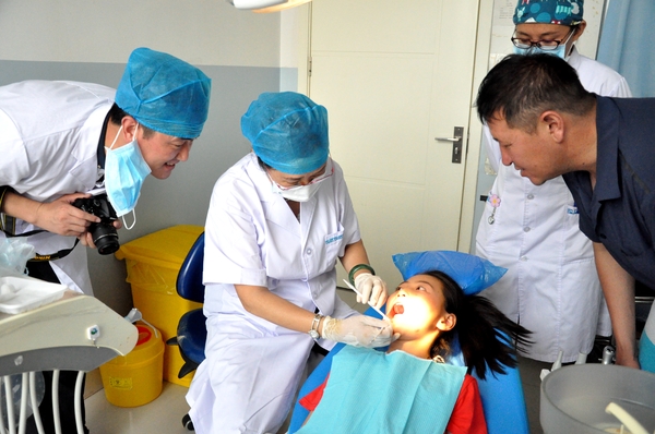 全国政协委员、解放军306医院原副院长牛忠英为患者义诊