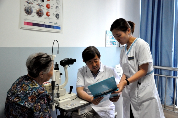 全国政协委员、北京同仁医院副院长徐亮为患者义诊