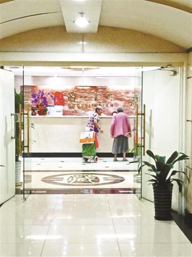 老人的购物车满载着各种“礼品” 老人的购物车满载着各种“礼品”