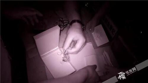 晒铺盖有风险？重庆大妈把巨额存单和首饰“晒”没了