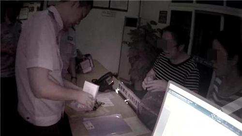 晒铺盖有风险？重庆大妈把巨额存单和首饰“晒”没了