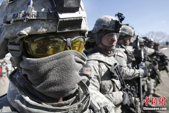 资料图：韩美联合军演中，美军士兵在抱川市训练场地开展了实弹射击训练。