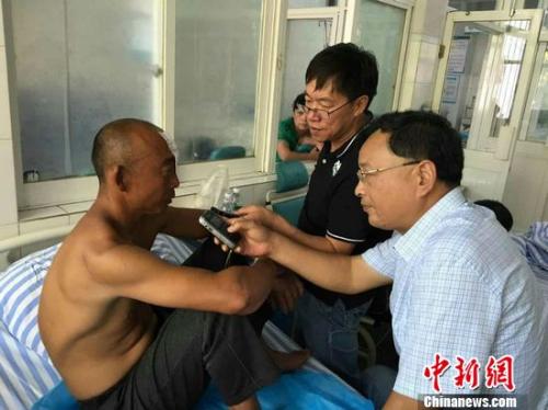 获救渔民丁兆兰在接受<a target='_blank' href='http://www.chinanews.com/' >中新网</a>等媒体采访，讲述渔船被撞惊魂一刻。于从文 摄