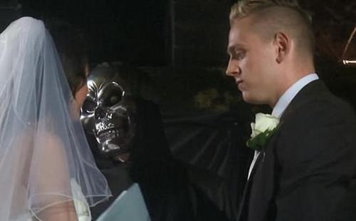 英新人举办“恐怖婚礼”   蜘蛛网骷颅头似墓穴