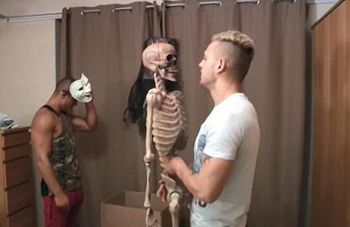 英新人举办“恐怖婚礼”   蜘蛛网骷颅头似墓穴