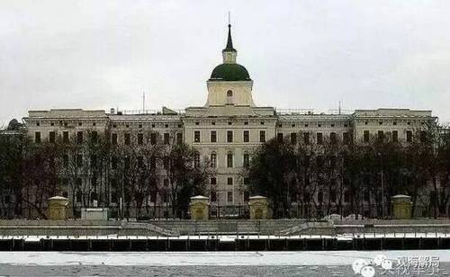 世界“四大军?！敝簧柚泄?列宁曾致辞毕业典礼