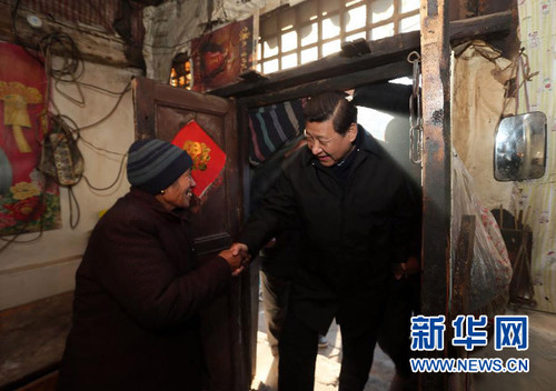 2012年12月29日至30日，中共中央总书记、中央军委主席习近平在河北省阜平县看望慰问困难群众。 新华社记者 兰红光 摄