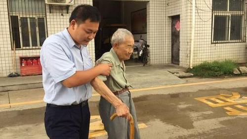 9旬老人上公交见人就给钱 暖心司机开车送他回家