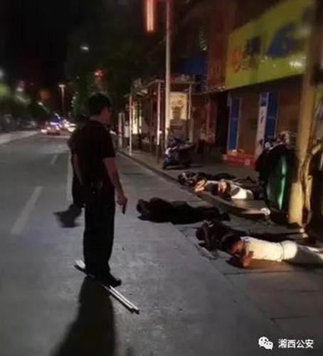 深夜路口多人持刀欲寻仇 刑侦队长持枪制服8人