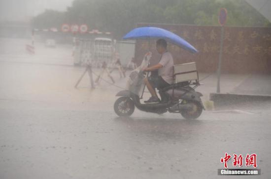 7月31日，暴雨侵袭福州，市民艰难出行。<a target='_blank' href='http://www.chinanews.com/'>中新社</a>记者 王东明 摄