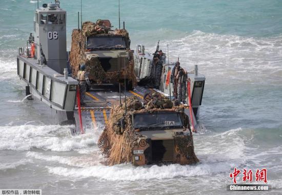 当地时间7月13日，美澳两国士兵在澳大利亚参加两年一次的“护身军刀”联合军演。