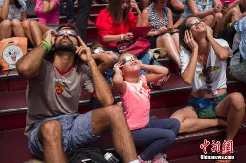 此次日食也为科学家探索太阳、地球、月球及其相互作用奥秘提供了机会，很多科学家借此开展相关研究，仅NASA就动用了11架航天器、50多个高空气球以及众多地面观测站进行多点观测。图为众多民众聚集在时报广场观看日食。 <a target='_blank' href='http://www.chinanews.com/'>中新社</a>记者 廖攀 摄