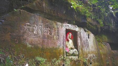 四川明代摩崖造像10颗佛头被盗 裂口处凿痕新鲜