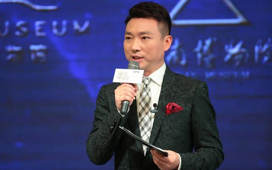 央视《新闻联播》播音员康辉