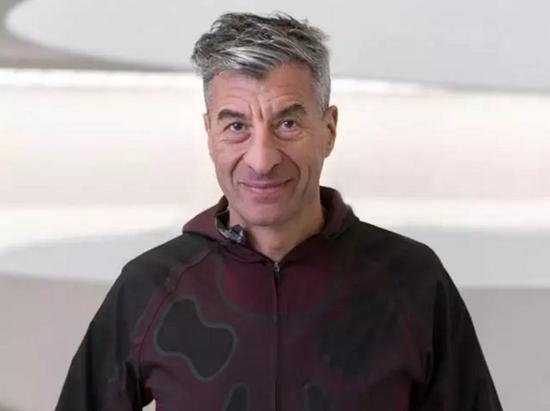 图为Maurizio Cattelan，图片来自guggenheim，版权属于原作者