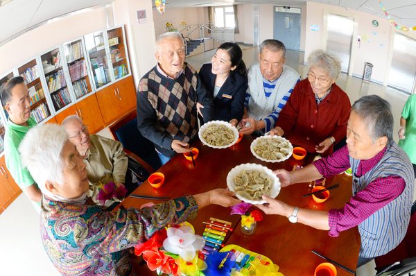 这些老人也曾如我们一般年轻，也曾为社会做出了自己力所能及的贡献，他们理应享受一个有人关爱的暮年。