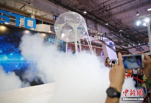 在展厅内“畅游”的仿生水母吸引了观众的目光。 <a target='_blank' href='http://www.chinanews.com/'>中新社</a>记者 刘关关 摄