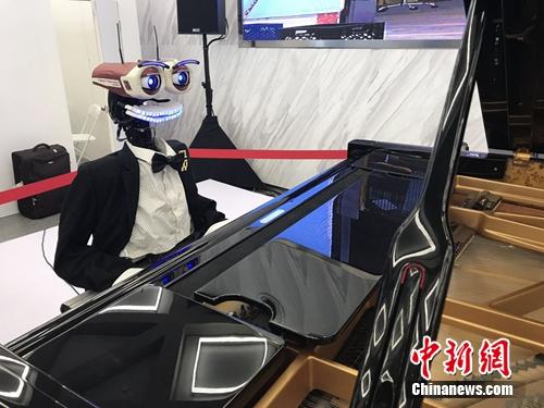 会弹钢琴的机器人。<a target='_blank' href='http://www.chinanews.com/' >中新网</a> 吴涛 摄