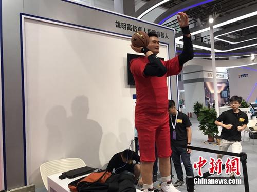 投篮机器人。<a target='_blank' href='http://www.chinanews.com/' >中新网</a> 吴涛 摄