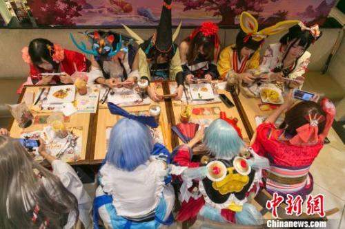 资料图：各路阴阳师角色齐聚上海联机打游戏。(图文无关)张亨伟 摄