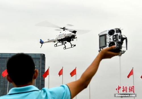 资料图：8月17日，第四届中国-亚欧安防博览会在乌鲁木齐开幕，同期举行的“新疆无人机对抗赛”和“首届反制无人机设备大赛”也如期开赛。<a target='_blank' href='http://www.chinanews.com/'>中新社</a>记者 刘新 摄