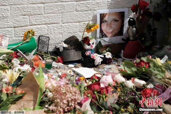 当地时间2017年8月13日，美国弗吉尼亚州夏洛茨维尔市，民众在事发地点献花悼念遇难者。弗吉尼亚大学位于夏洛茨维尔市，当地时间12日爆发示威游行，各地的白人民族主义者和右翼活动人士来到这个大学城。警方预计这次集会人数多达2000到6000人，有机构称这可能是“几十年来美国最大的一次仇恨集会”。期间，一台银色汽车突然高速驶向人群，现场传来多阵尖叫声。从片段可见，在场民众起初未有意识到有人正要开车向他们袭来，相隔约10秒后才开始争相逃跑，现场陷入一片混乱。