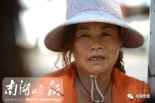 29岁同济博士暑期帮环卫工父母扫马路 网友吵炸了