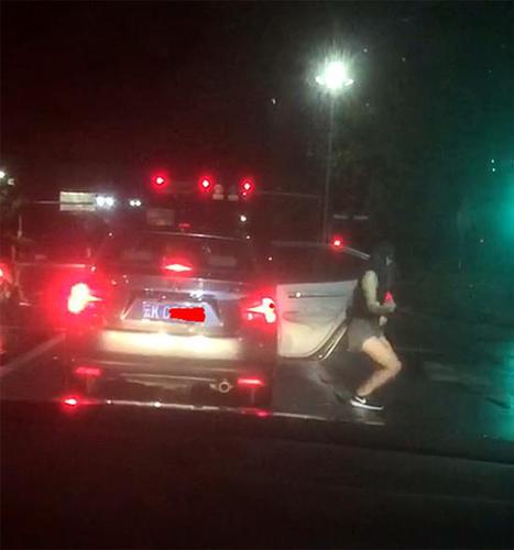 一对男女等红灯时下车热舞 警方:系一时兴起已警告